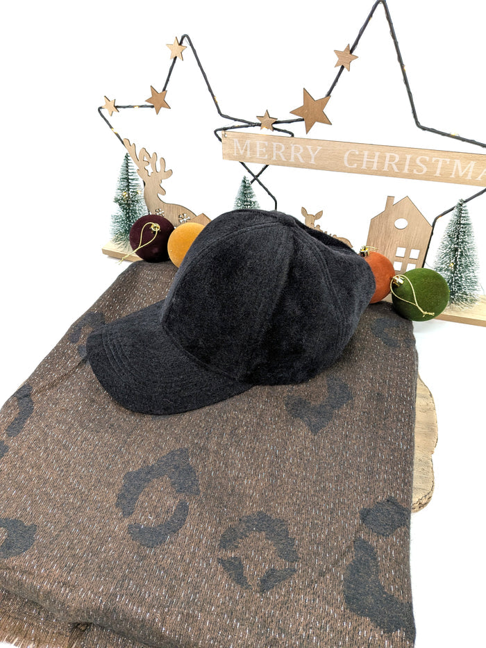 Velvet Luxe Gift Set – Black Cap & Brown Animal Print Scarf